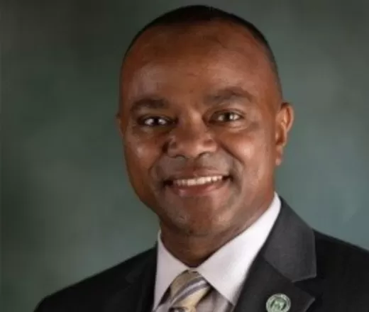 Dr. L Oliver Robinson headshot